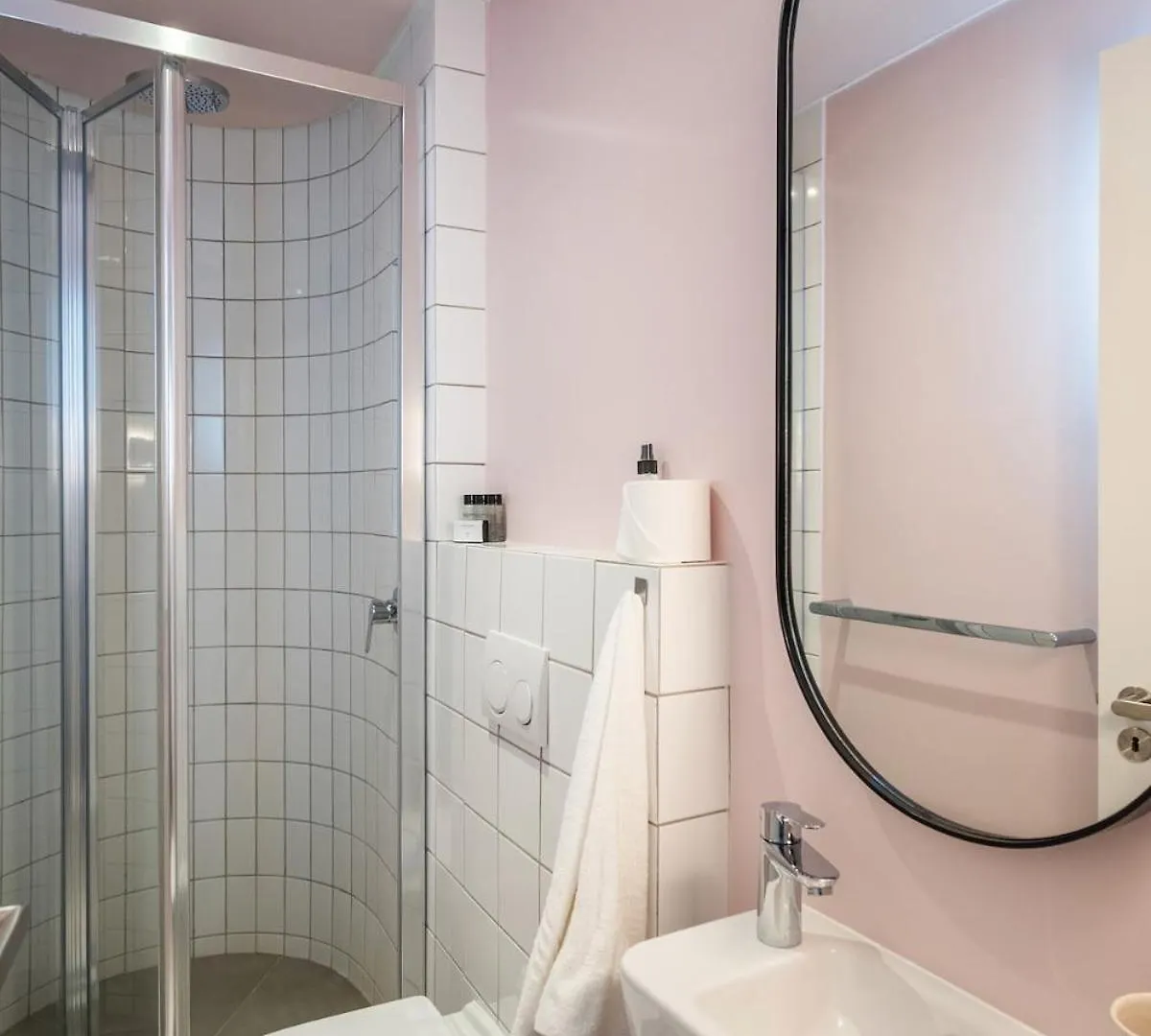 Seapoint Studio Apartment With View Of Lions Head. Cape Town South Africa