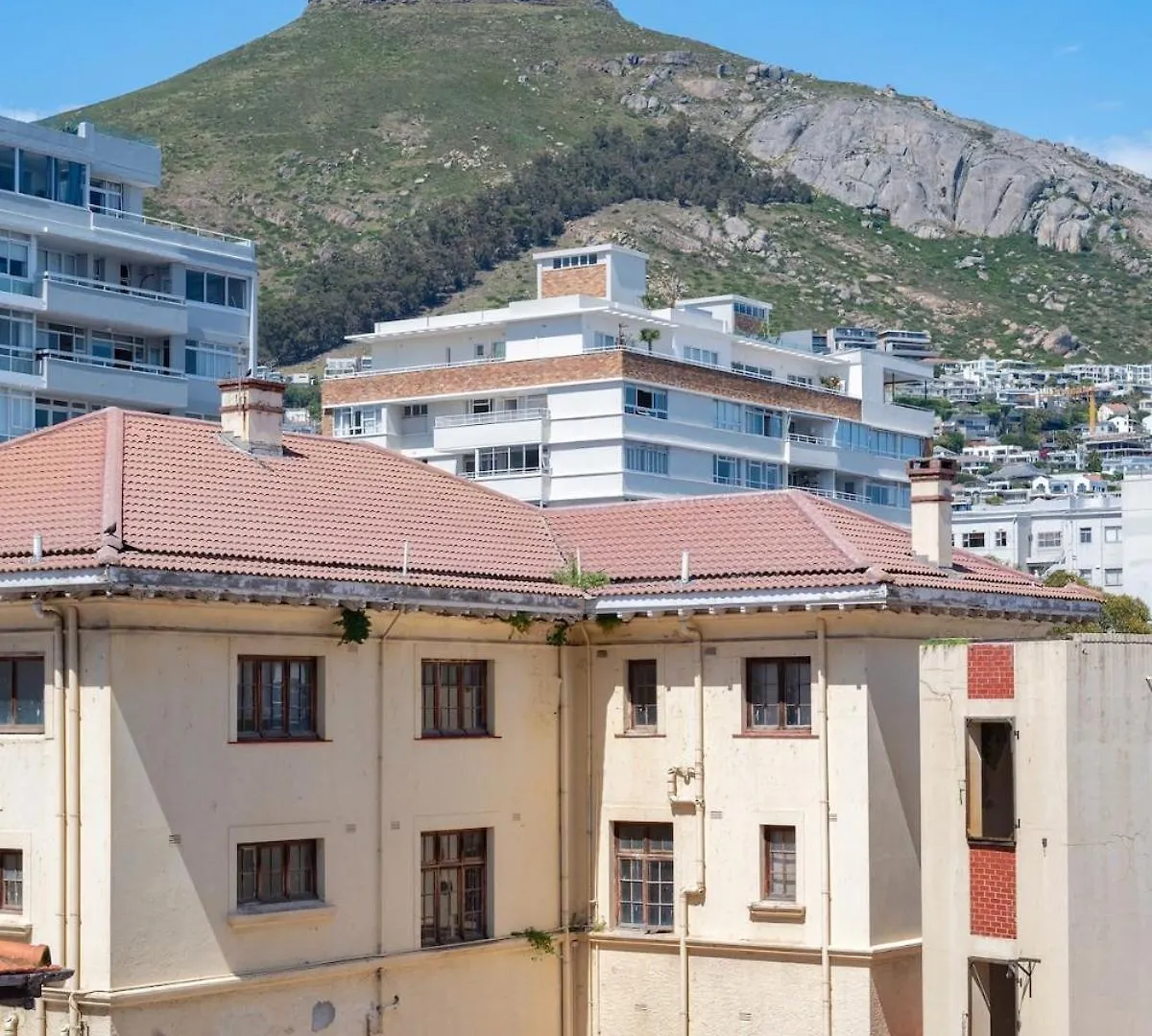 Seapoint Studio Apartment With View Of Lions Head. Cape Town South Africa